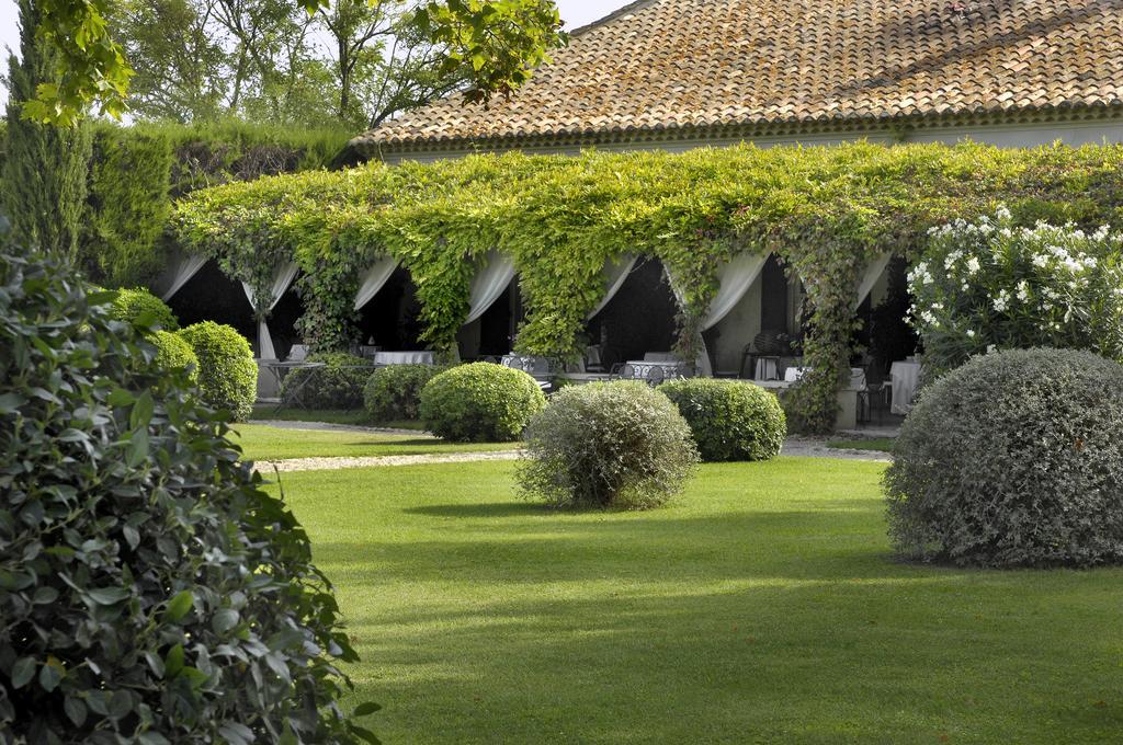 Le Mas De Peint - Hotel Et Restaurant Arles Bagian luar foto
