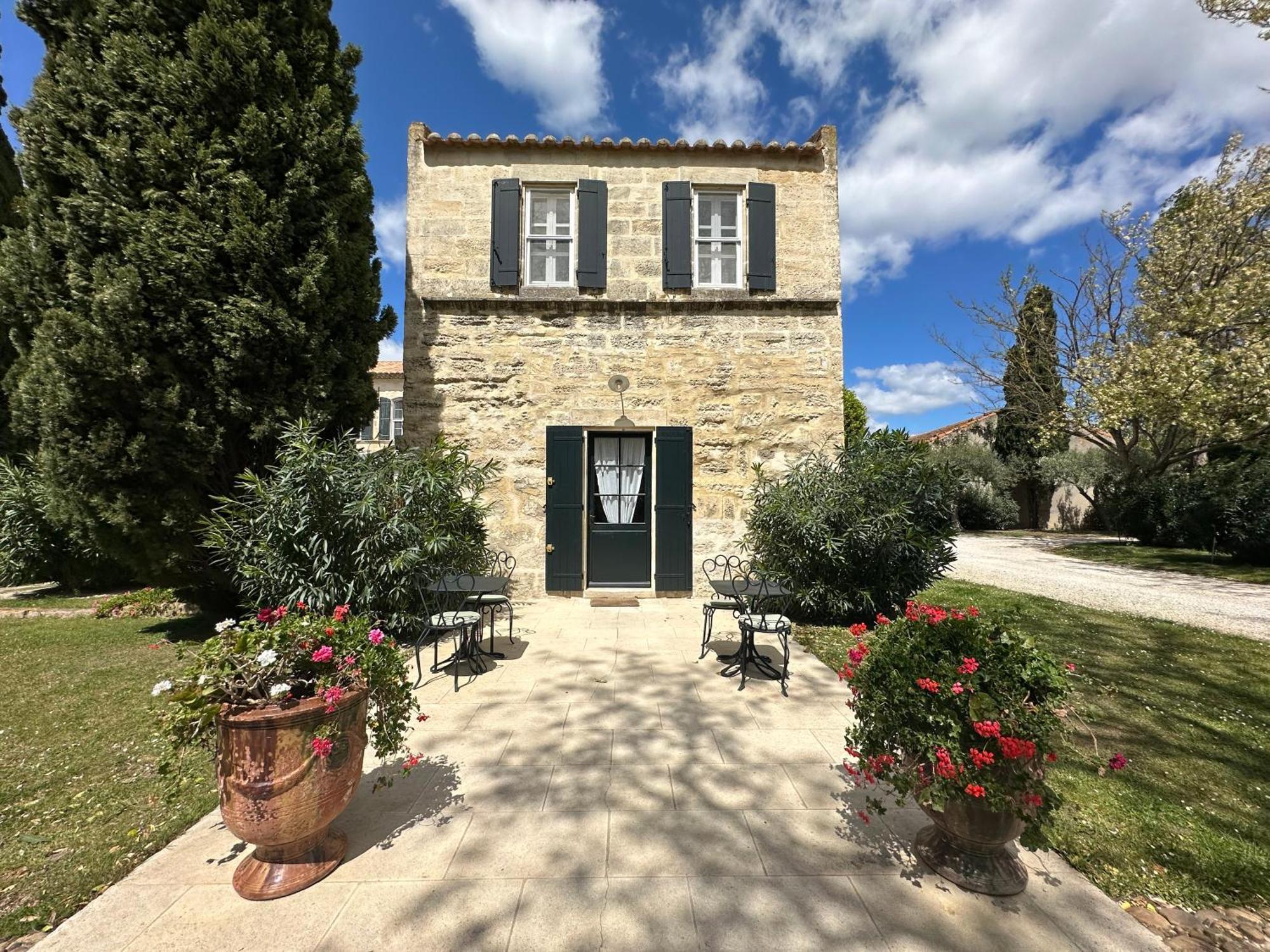 Le Mas De Peint - Hotel Et Restaurant Arles Bagian luar foto