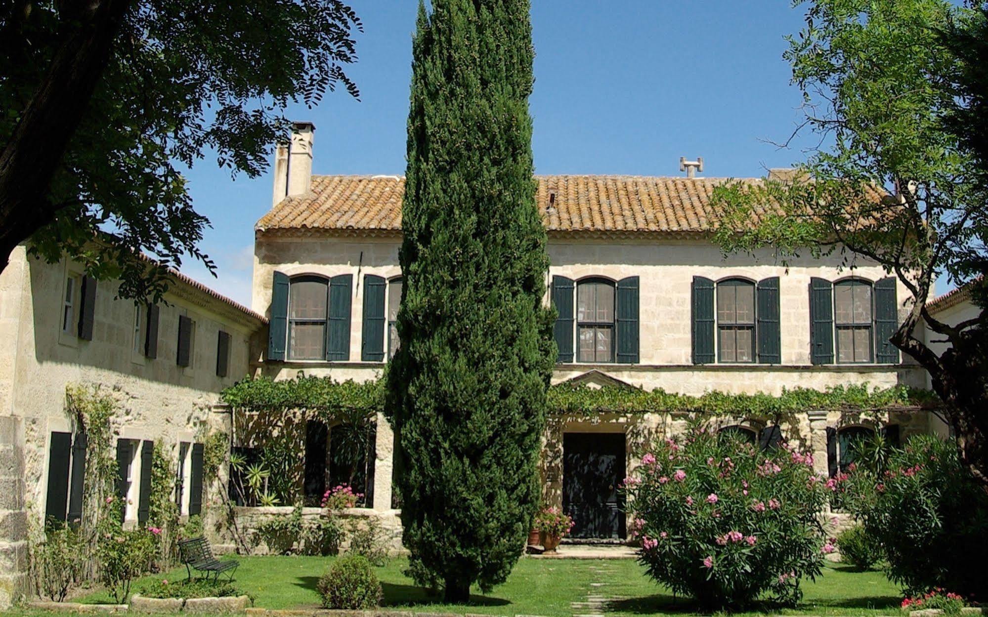 Le Mas De Peint - Hotel Et Restaurant Arles Bagian luar foto